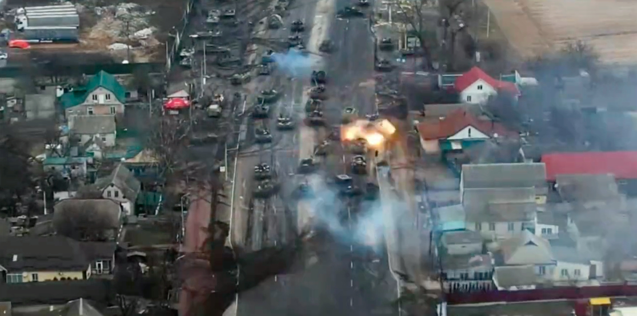 Columna de tanques rusos que intentó llegar a las afueras de Kiev, emboscada por artillería y cohetes