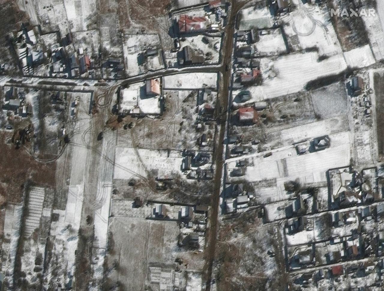 La foto muestra el equipo militar que se traslada a posiciones a solo unas pocas millas de Kiev.