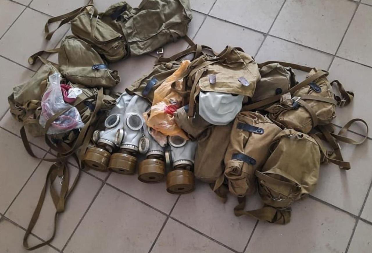 Máscaras de gas rusas capturadas por tropas ucranianas
