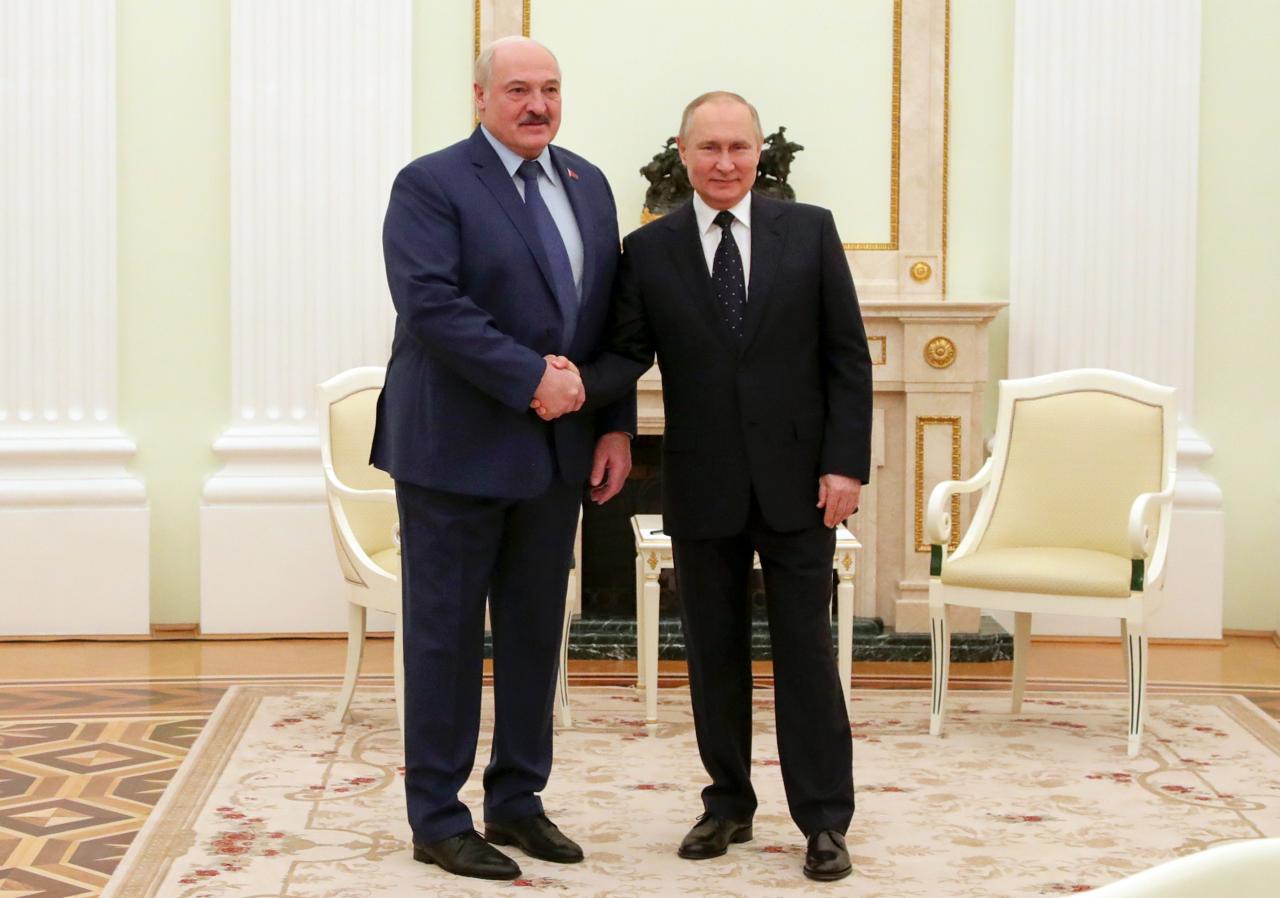 El presidente ruso, Vladimir Putin, a la derecha, y el presidente bielorruso, Alexander Lukashenko, posan para una foto durante una reunión en Moscú.