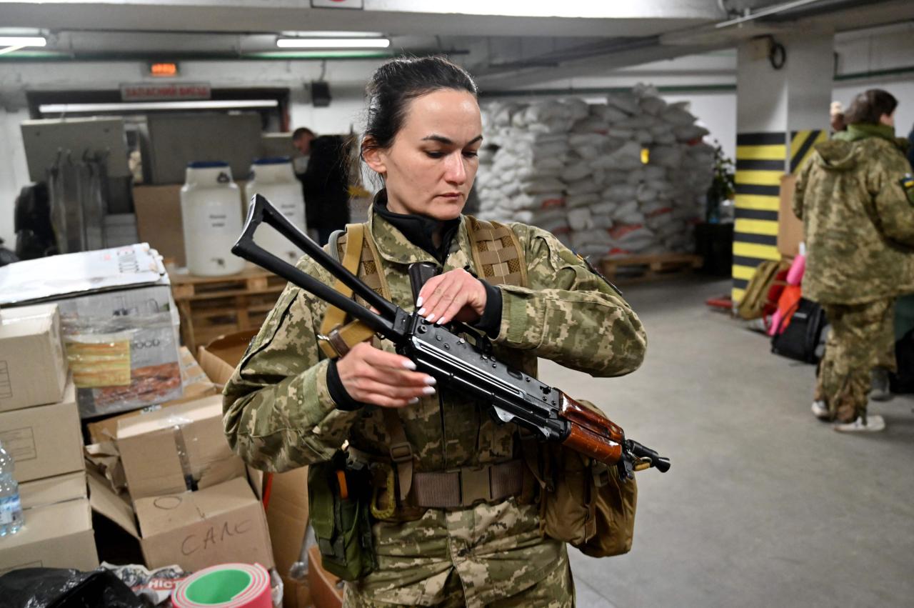 Iryna Sergeyeva, la primera luchadora voluntaria de Ucrania, sosteniendo su ametralladora Kalashnikov