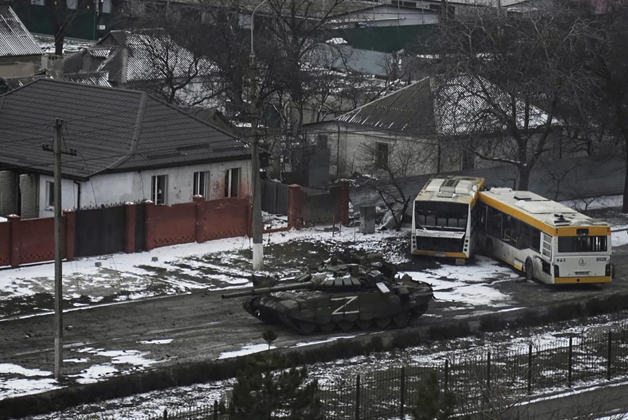 Un tanque del ejército ruso se traslada a las afueras de Mariupol en Ucrania