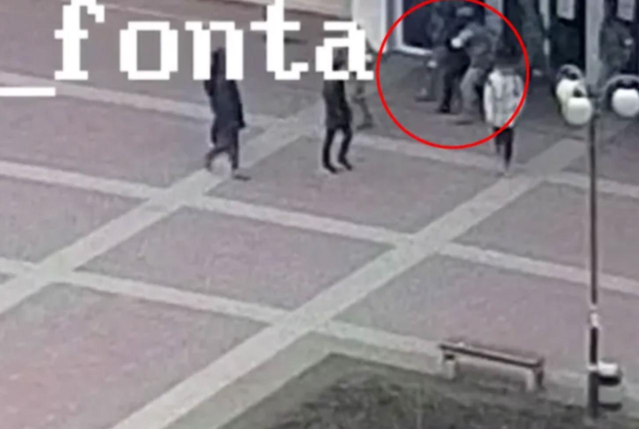 Las imágenes muestran al alcalde siendo sacado del edificio por el ejército ruso.