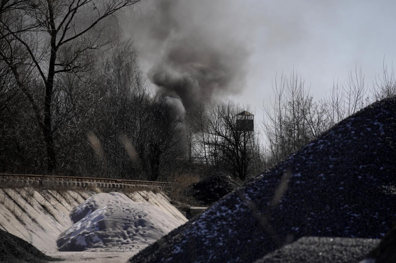 El humo del bombardeo se eleva sobre Vasylkov cerca de Kiev.