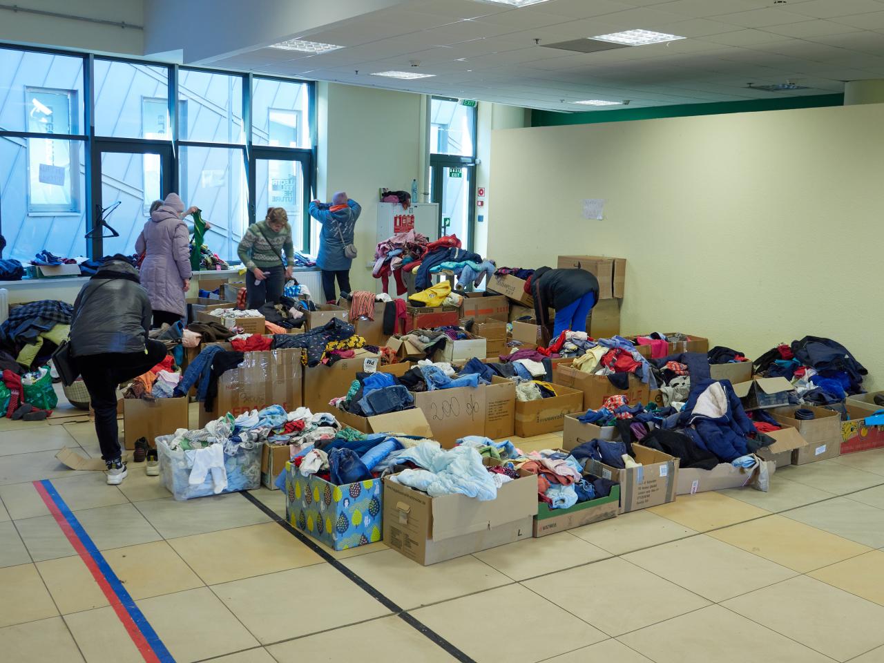 Las donaciones se clasifican en un centro de refugiados improvisado en Arena Lviv