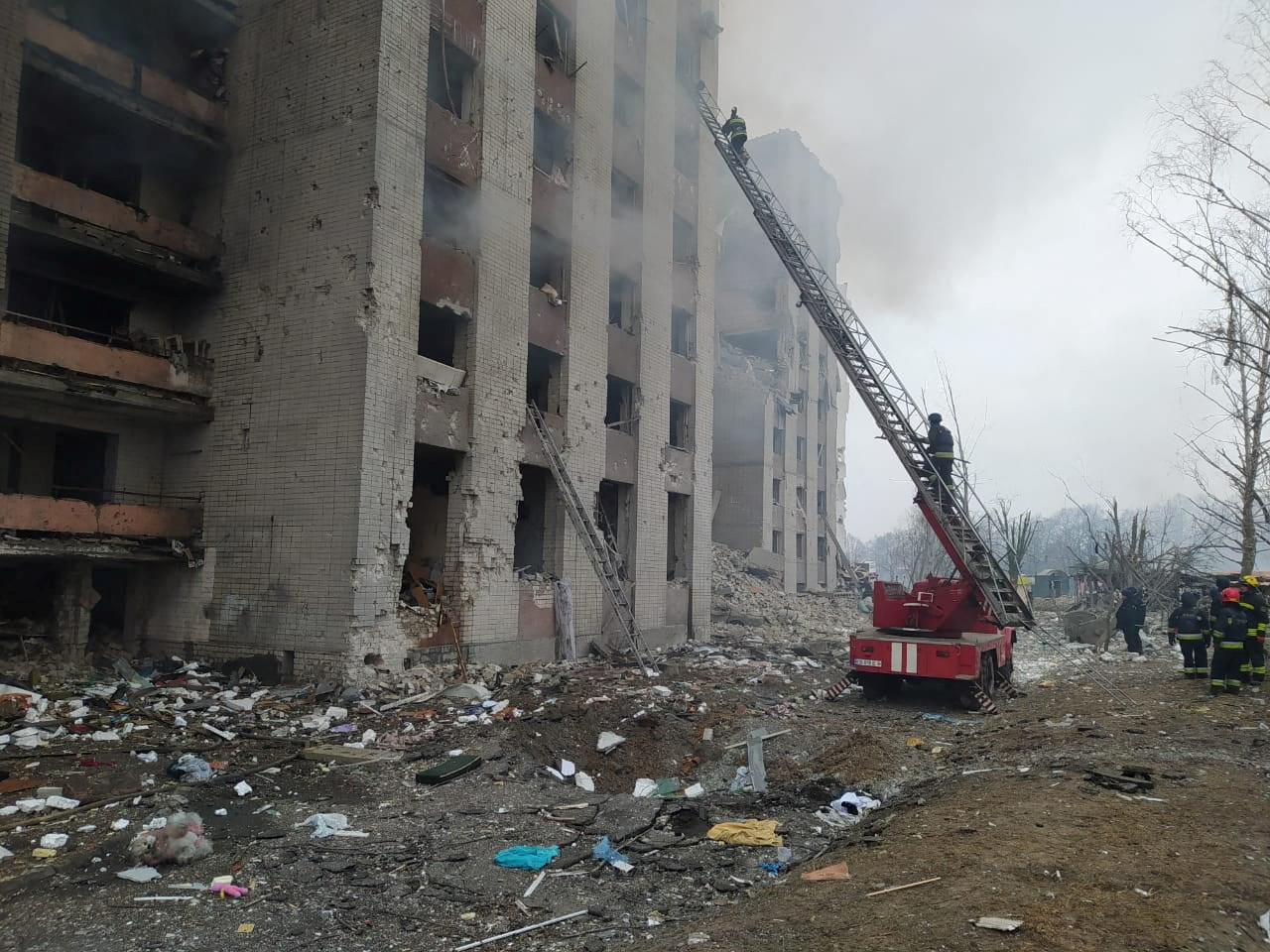 El edificio de apartamentos se incendió después del ataque aéreo en Chernihiv, en el que 53 personas murieron solo el miércoles.