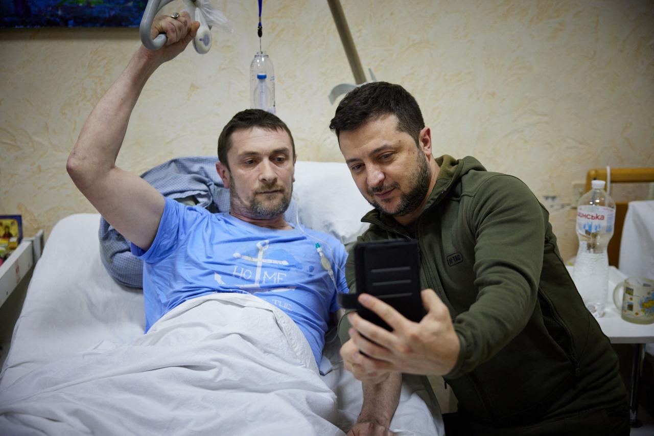 Visitó a las tropas en el hospital militar después de los combates en la región de Kiev.