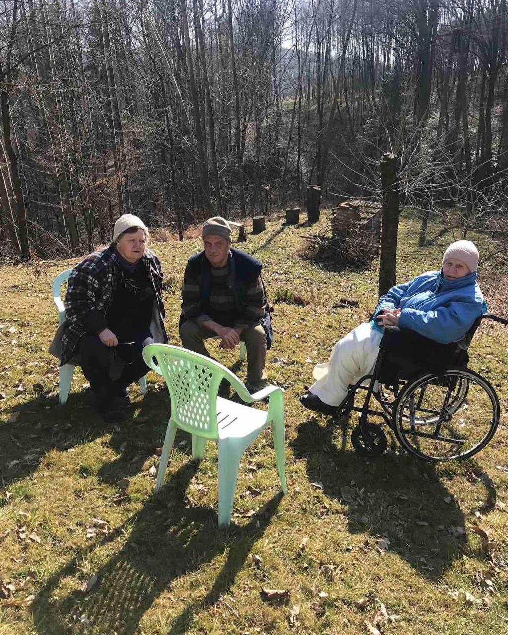 La abuela de Oksana tiene 95 años (en la foto en silla de ruedas)