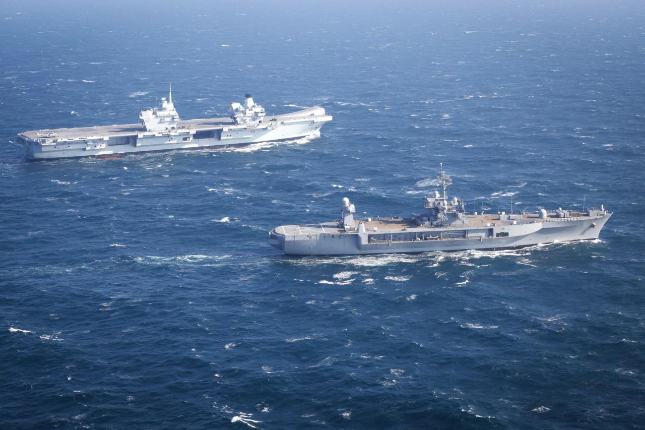 HMS Prince of Wales del USS Mount Whitney participando en los ejercicios de la OTAN