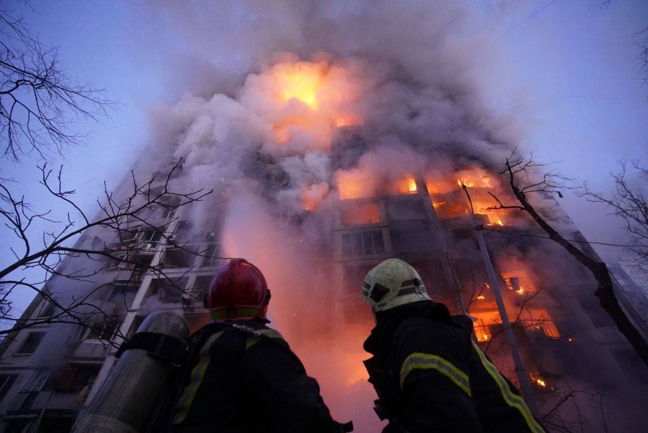 Los bomberos lidian con el infierno en un edificio en llamas tras el atentado en Kiev