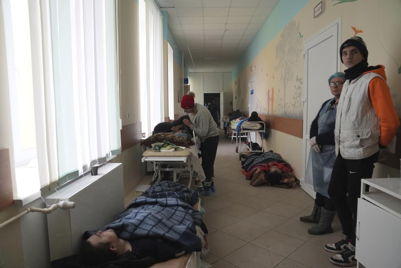 Las víctimas del bombardeo yacían en la habitación del hospital número 3 de la ciudad