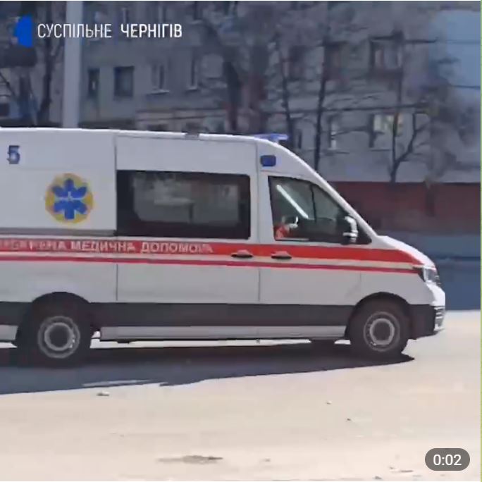 El video muestra vehículos de emergencia ingresando a la escena en Chernihiv.
