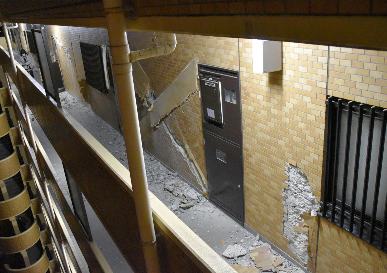 Parte del muro se derrumbó tras el terremoto de Japón