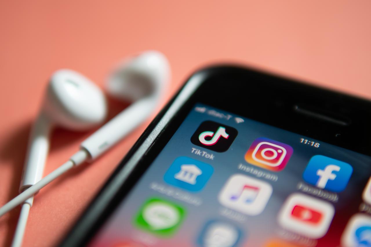 Los estafadores descubrieron una nueva forma de instalar aplicaciones sospechosas en los iPhone de otros usuarios