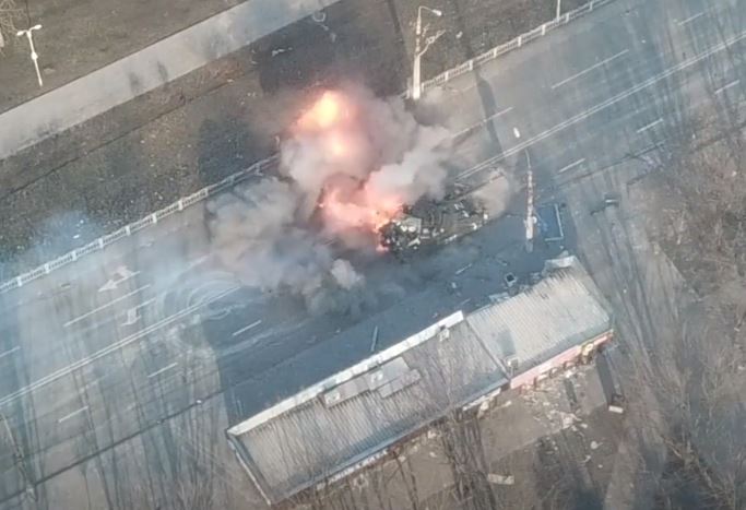 El tanque de 40 toneladas es sacudido por una serie de explosiones de bolas de fuego.