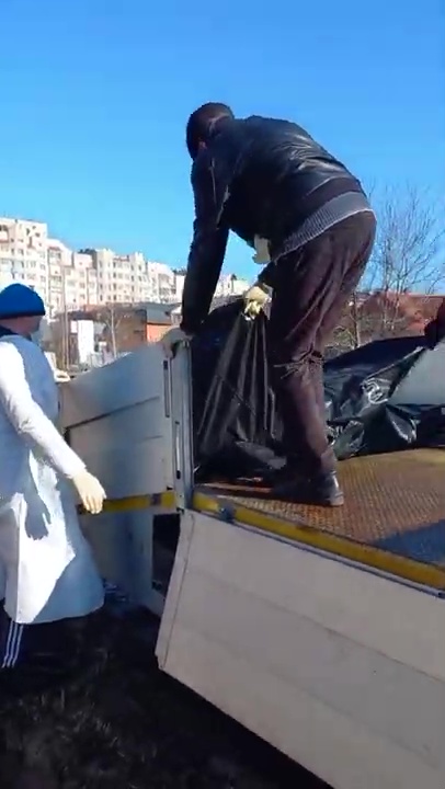 El video muestra los cuerpos siendo descargados del camión antes de ser colocados en una fosa común cerca de Kiev.