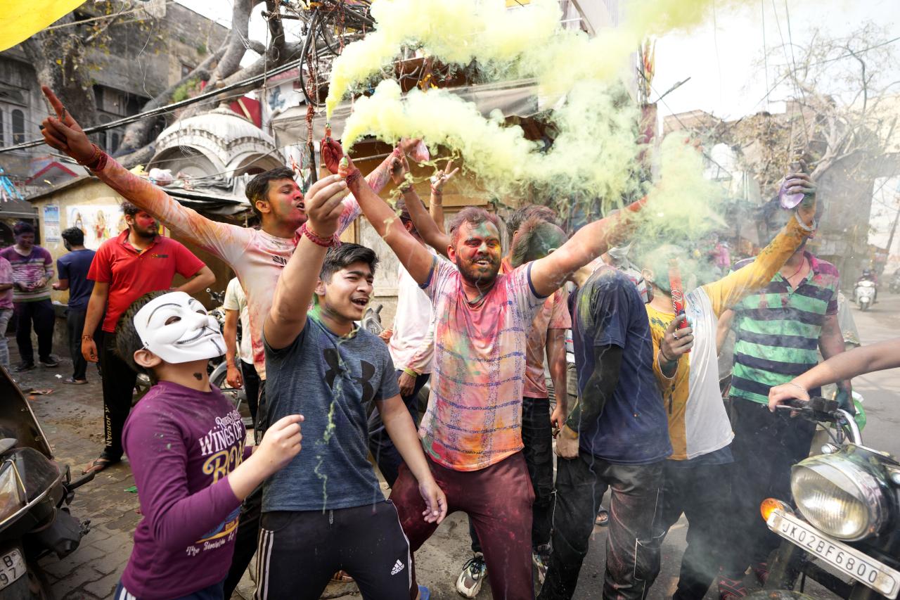 La gente celebra Holi en Jammu, India