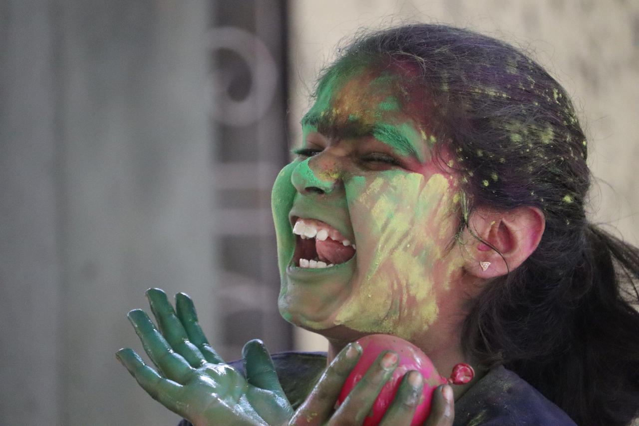 La niña celebra el festival Holi en el distrito Mendhar de Poonch.