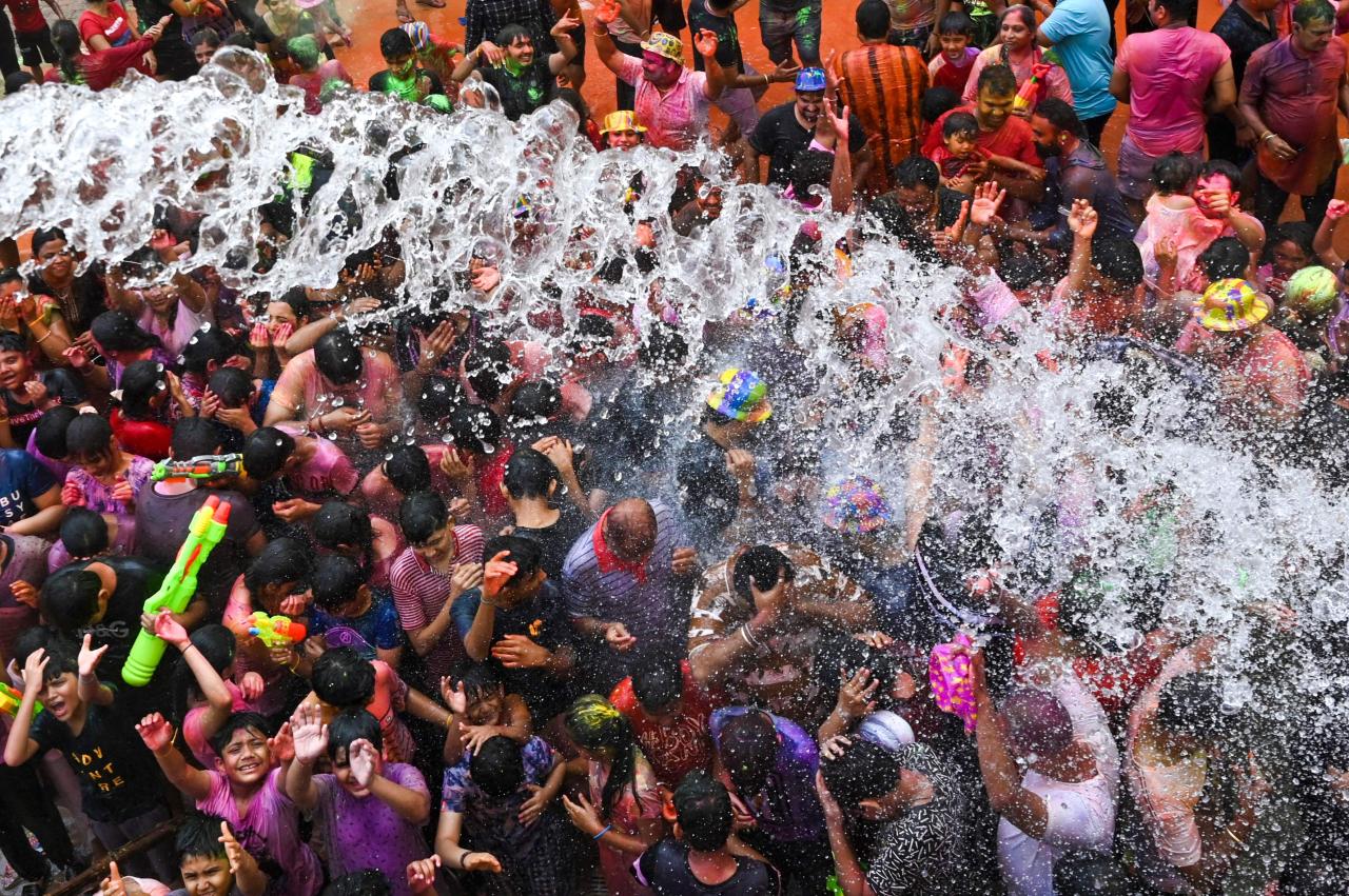 Los juerguistas celebran Holi en Chennai