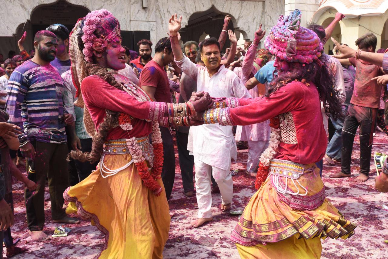 Artistas vestidos como el Señor Krishna y la Diosa Radha bailan en el templo de Amritsar