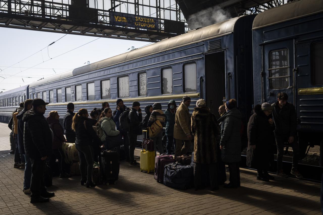 Los ucranianos que huyen de Mariupol llegan a Lviv
