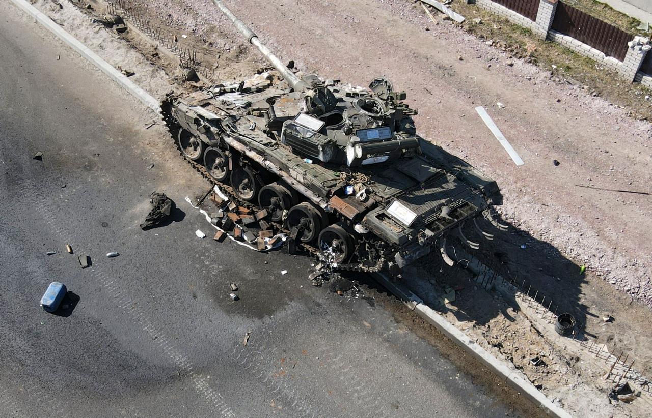 Un tanque ruso carbonizado queda destrozado al costado de una carretera en Ucrania