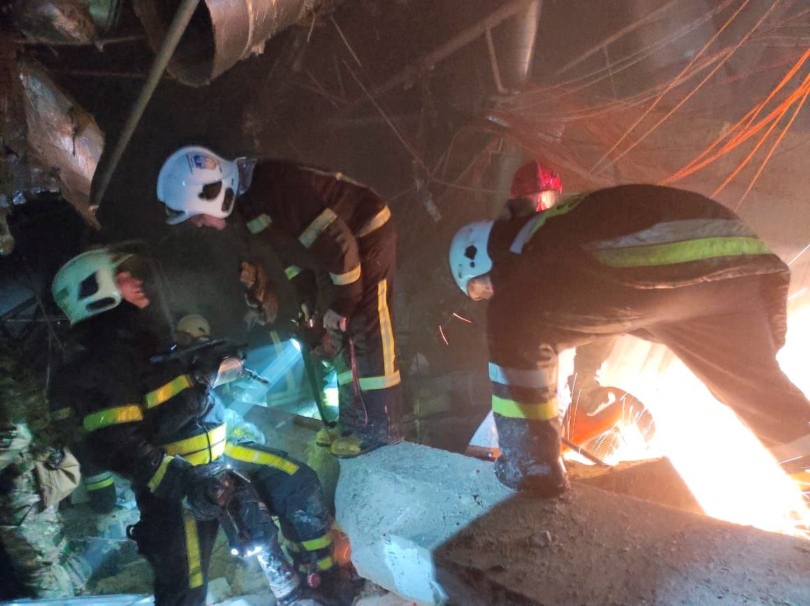 Los equipos de rescate buscaban a los heridos entre los escombros