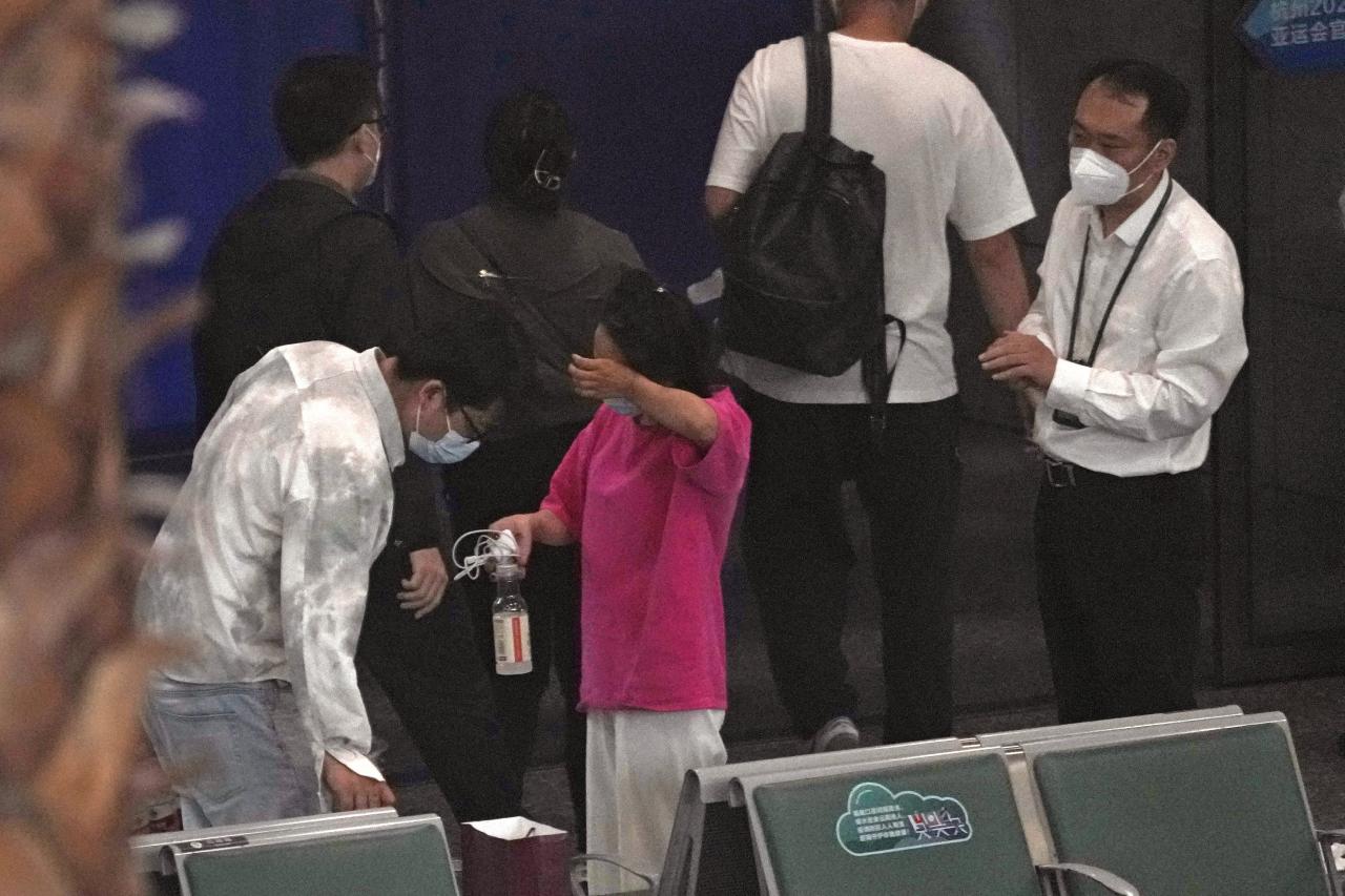Amigos y familiares esperan desesperadamente información en el aeropuerto de Guangzhou