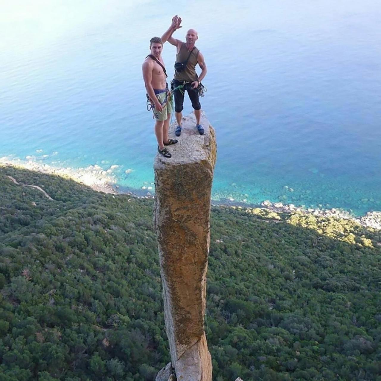 Copas de los árboles: un par de amigos escalan una columna rocosa