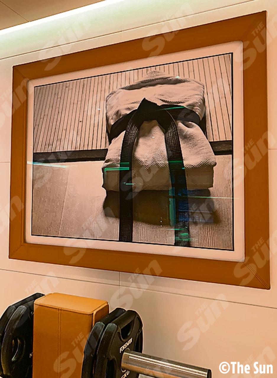Las notas personales del tirano son visibles en el gimnasio de judo, que tiene fotografías enmarcadas de cinturones negros.