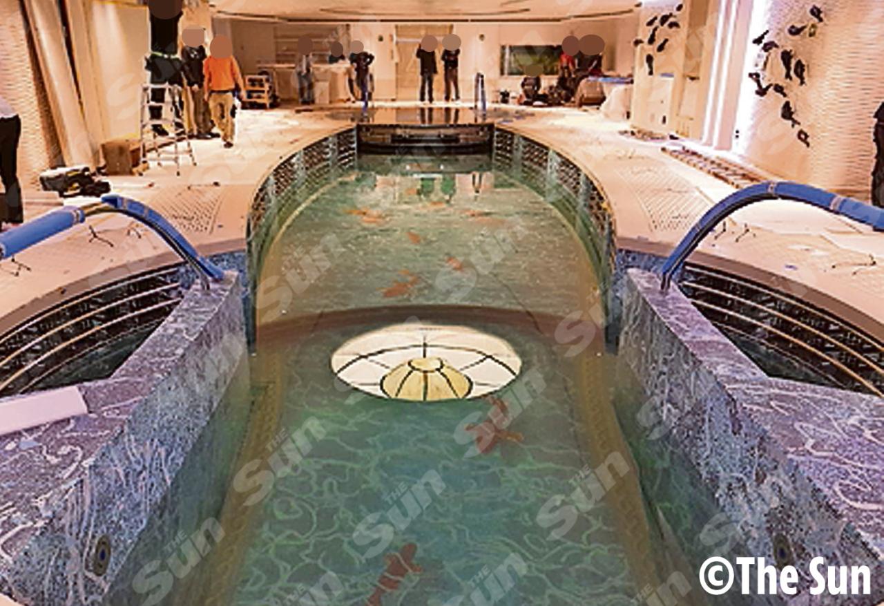 El Super Yacht cuenta con una lujosa piscina cubierta