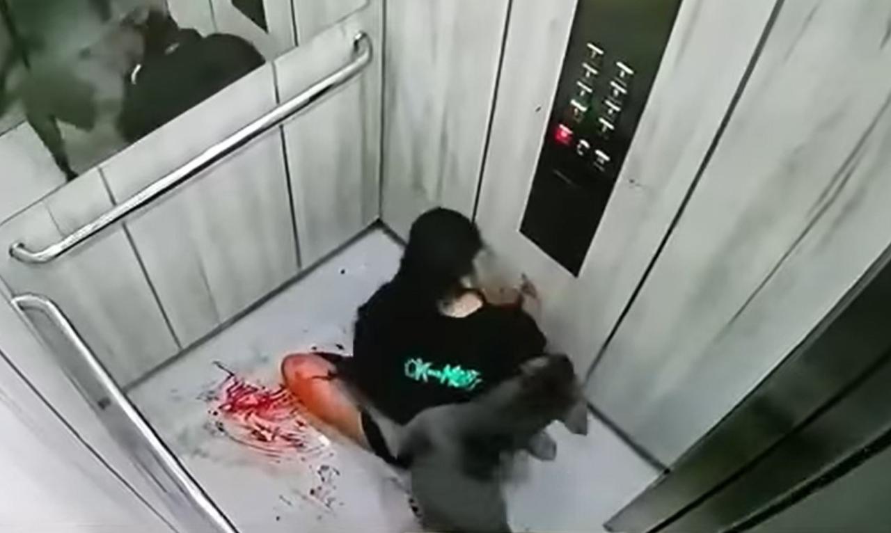 Quedaron charcos de sangre en el piso del elevador
