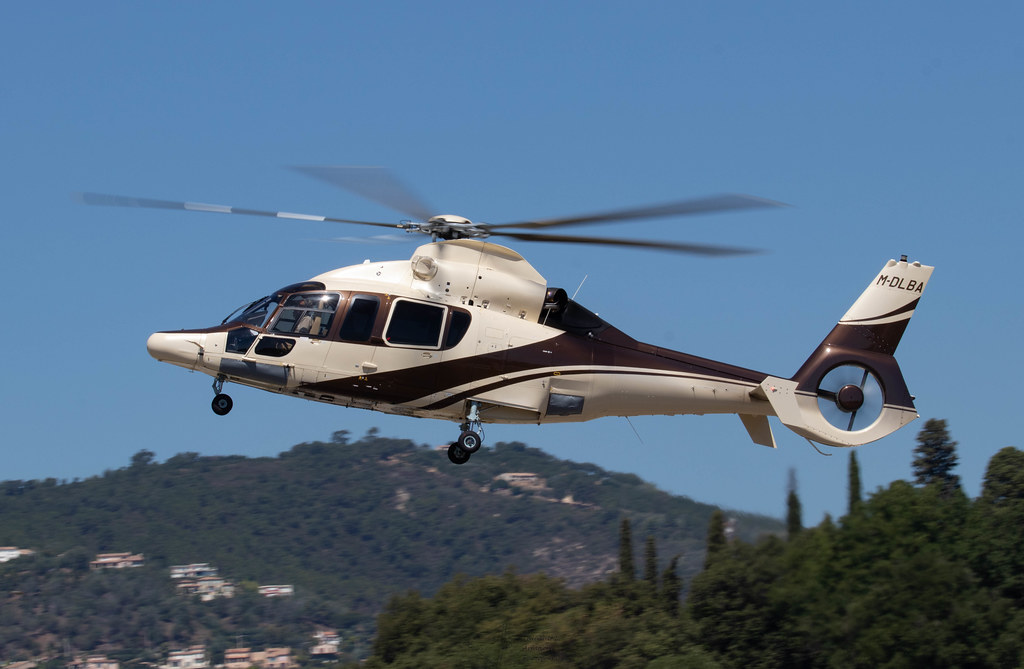También cuenta con el helicóptero de largo alcance Airbus Eurocopter EC155