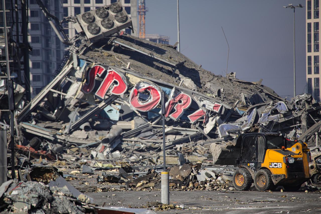 Ruinas de un supermercado en Kiev bombardeadas por Rusia