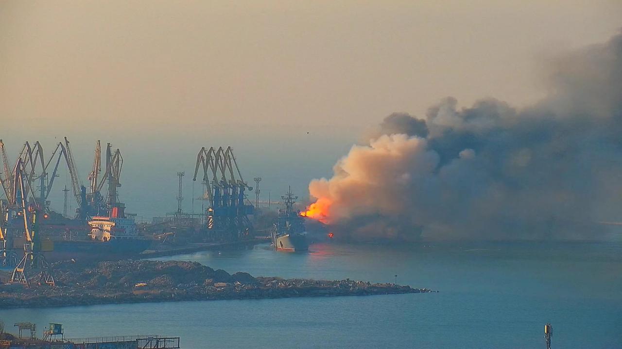 El humo se elevaba desde la escena después de que las fuerzas ucranianas afirmaron que habían golpeado el barco.