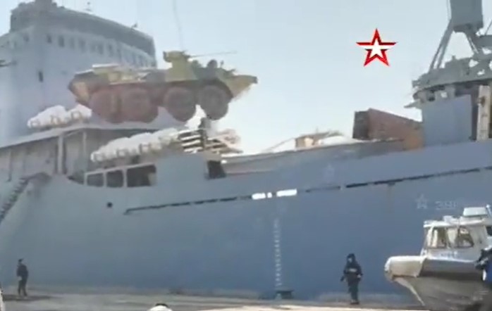 Las imágenes mostraban vehículos blindados siendo descargados del barco.