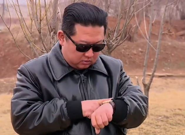 El líder norcoreano lució una genial chaqueta de cuero y lentes de sol.