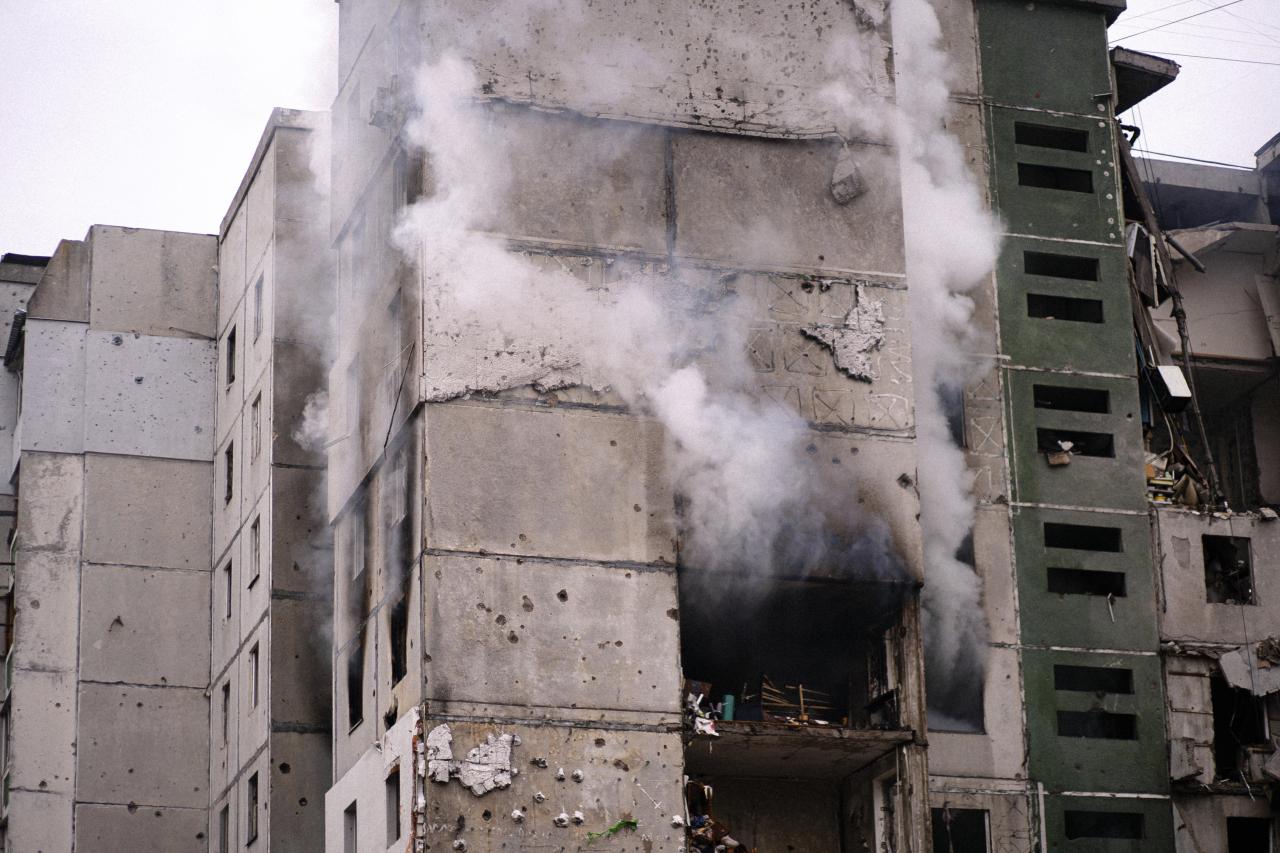 El humo se eleva desde un edificio de apartamentos dañado por los bombardeos en Chernihiv