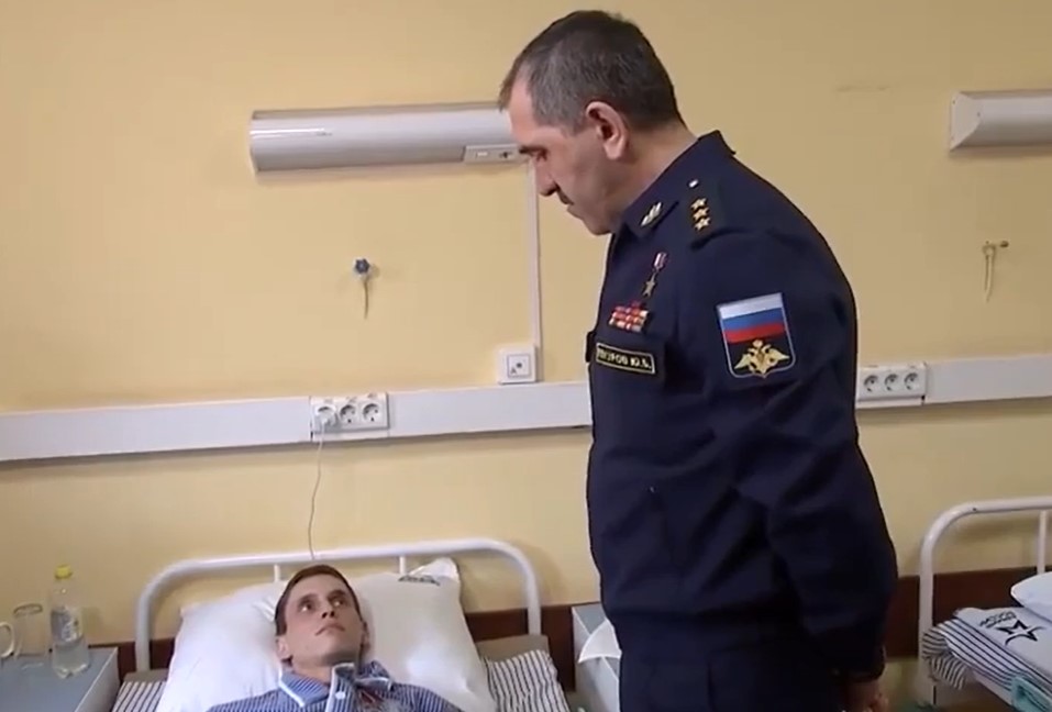 El viceministro de defensa de Rusia, Yunus-Bek Yevkurov, se elevaba sobre el joven.