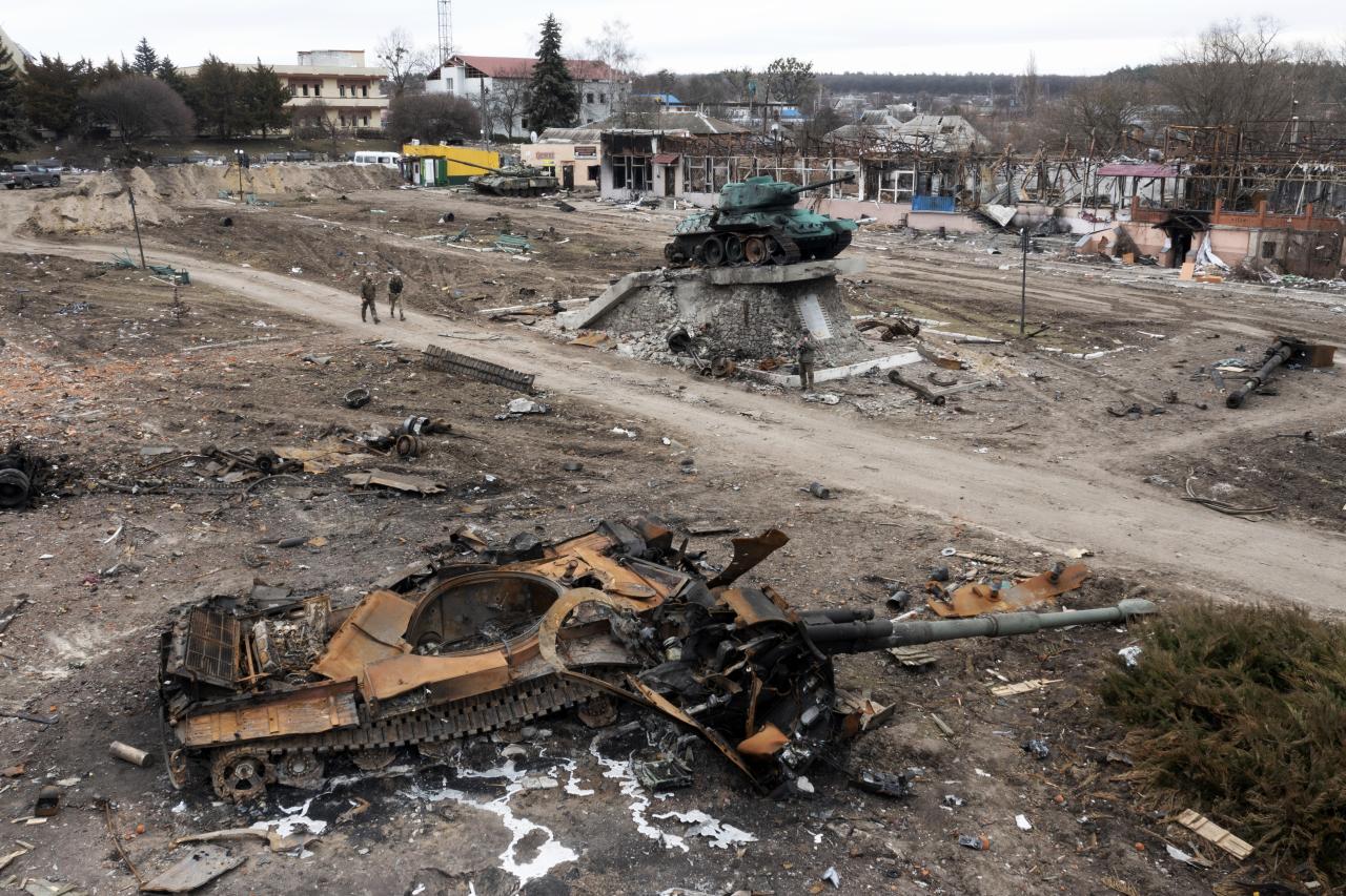 Un tanque ruso destruido cerca de la ciudad de Trostianets en la región de Sumy
