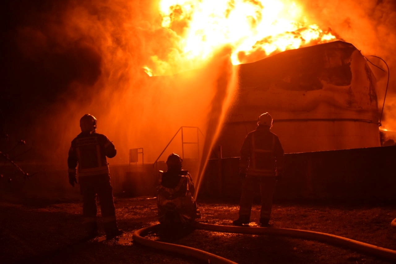 Los bomberos están lidiando con un depósito de conchas en Ucrania