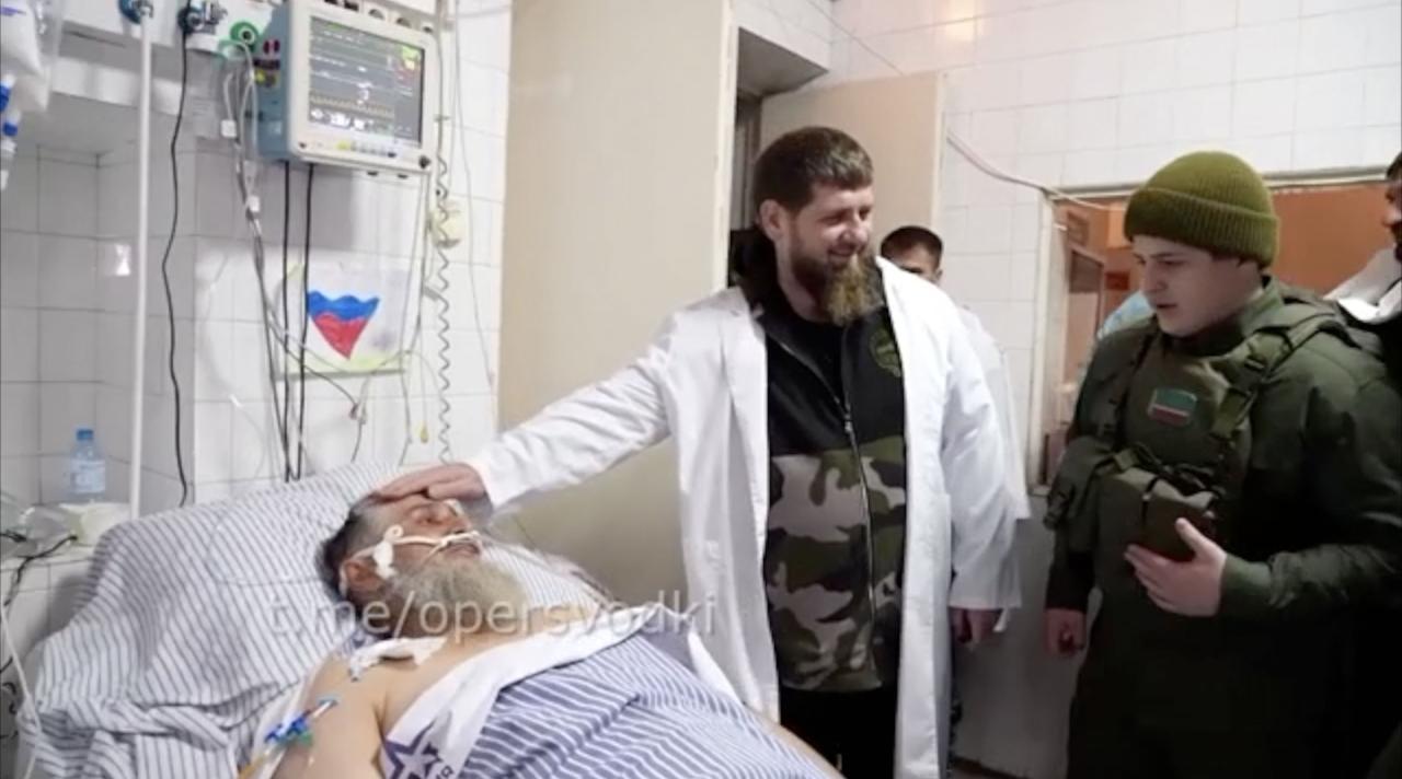 Llevó a su hijo, a la derecha, a un general checheno herido en el hospital.