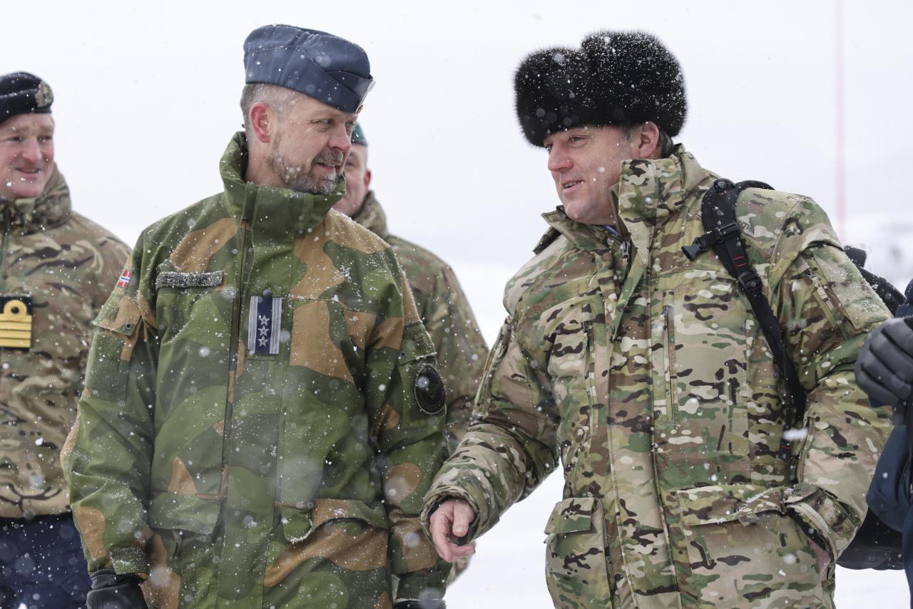 Ben Wallace (derecha) está en Bardufoss, Noruega, mientras Gran Bretaña se preparaba para desplegar aviones para rastrear los submarinos árticos de Putin.