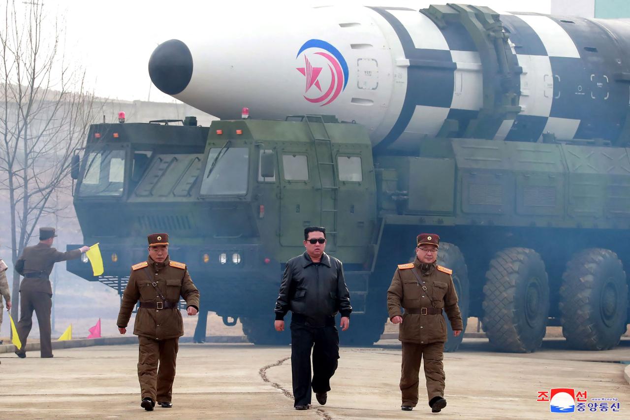 Kim Jong-un caminando sobre la pista era como algo de Top Gun