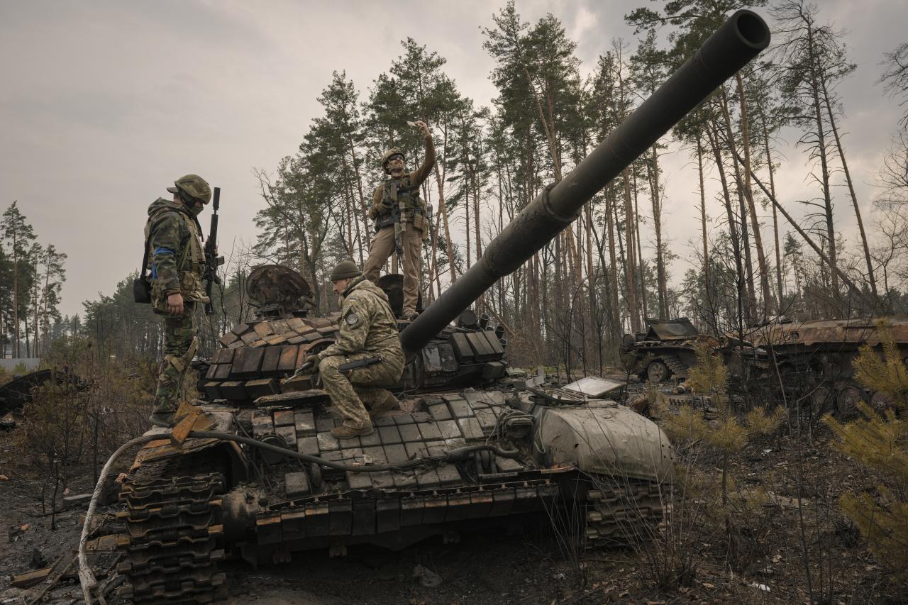 Soldados ucranianos posan con un tanque ruso capturado