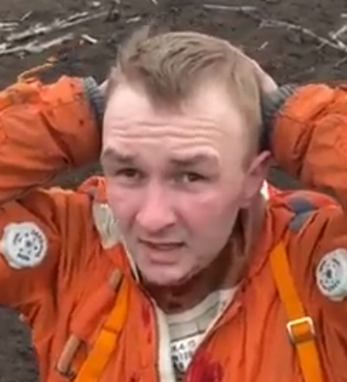 El piloto se presenta como el comandante, Alexey Sergeyevich.