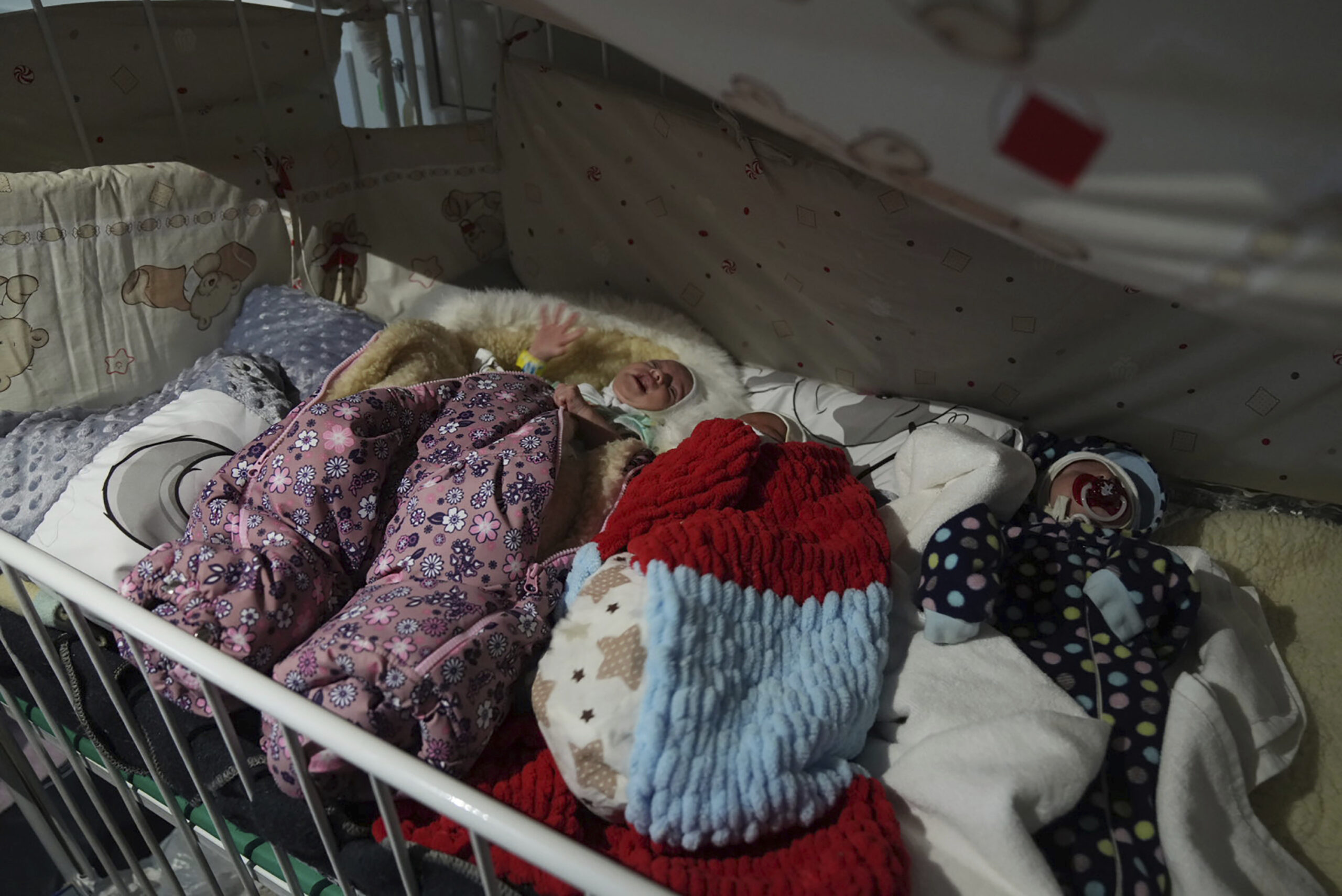 Tres bebés prematuros abandonados en el hospital tres en Mariupol mientras los residentes desesperados huyen del fuego ruso