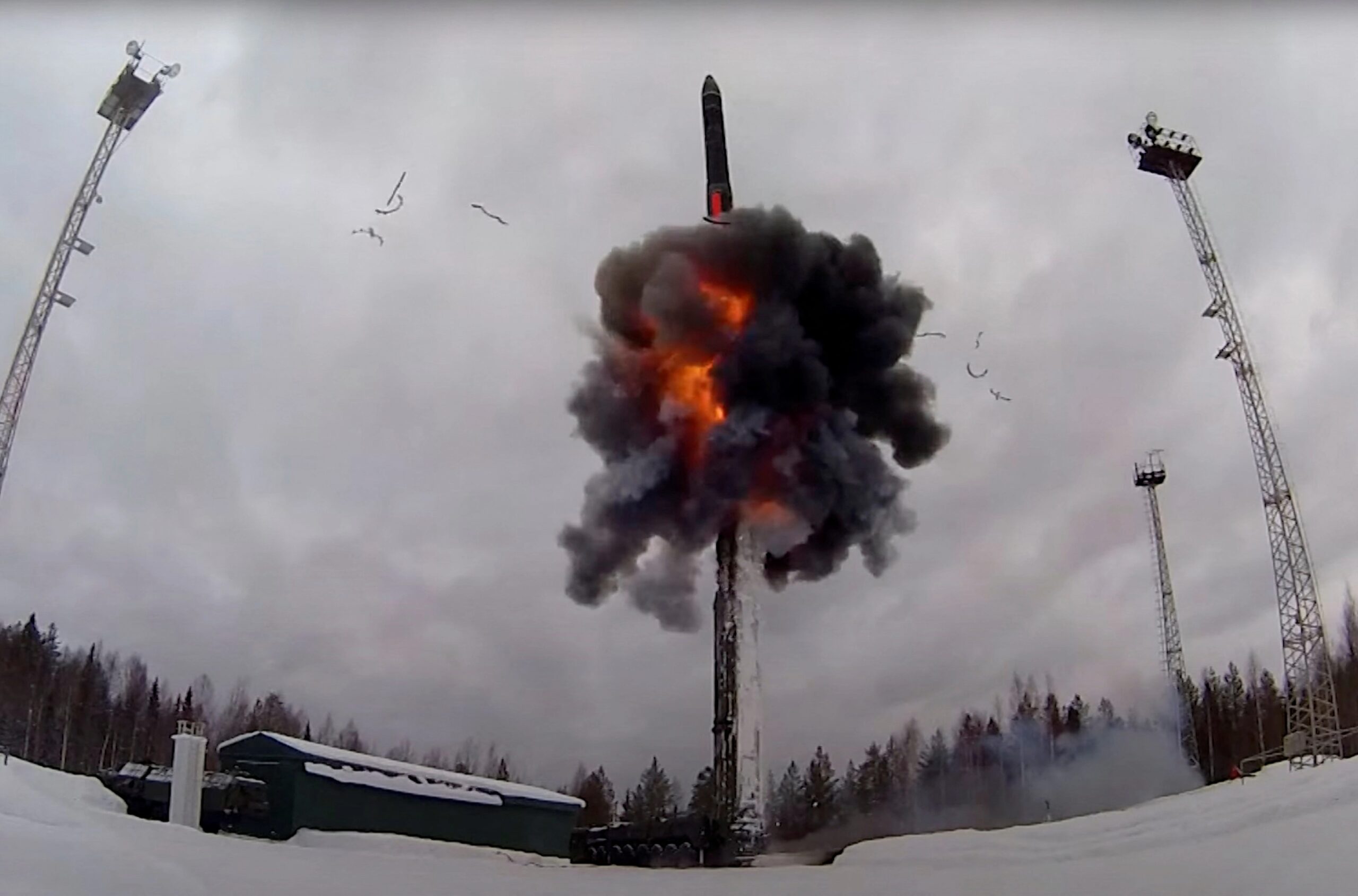 El misil balístico intercontinental ruso Yars se lanza durante un ejercicio nuclear en Rusia