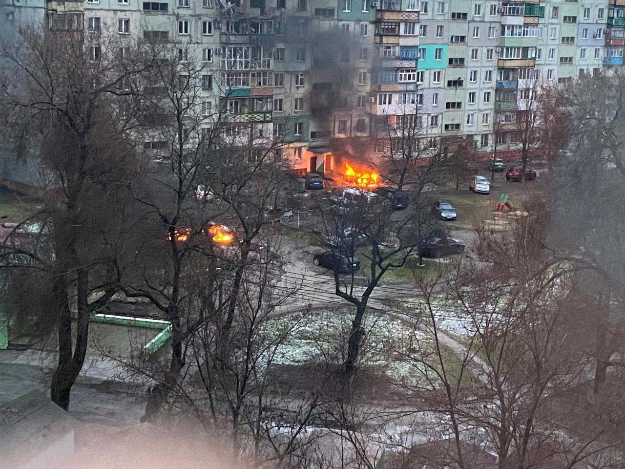 Un incendio en Mariupol en una zona residencial tras el bombardeo de las tropas rusas