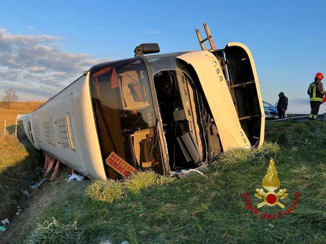 Una mujer murió al volcar un autobús que transportaba a refugiados ucranianos